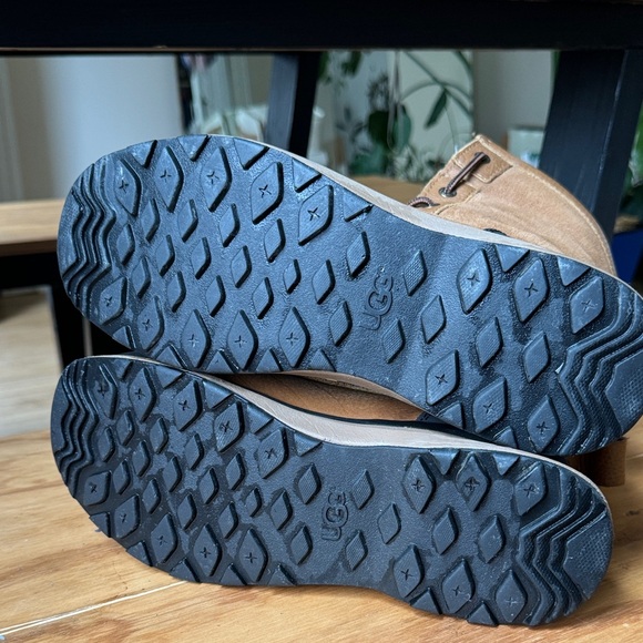 UGG Adirondack lll Tan and Black Fur-Lined Boots - Picture 5 of 6